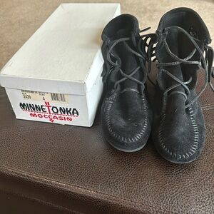 Worn once Minnetonka moccasins children’s size 4